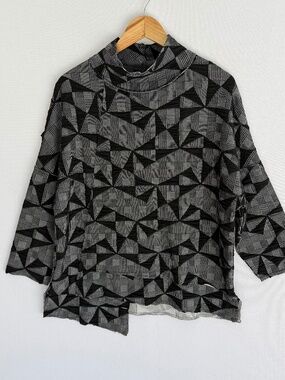 KOZAN Size XS Black & Gray Geo Print Mock Neck Asymmetrical Hem Boxy Tunic Top